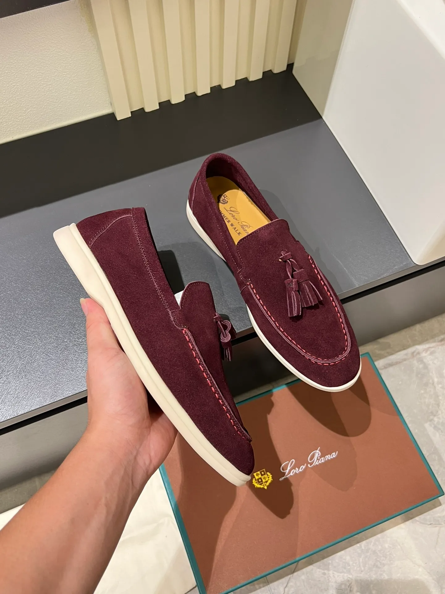 Men's shoes 💰p360 "Loro men's shoes 💰pian'*" Classic L men's shoes for couples 💰p Top version British flat loafers, a must-have item in old money style, the minimalist design is eye-catching and durable, a plus point for dressing The soft foot feel and texture are outstanding. They don’t scratch your feet and are very nice. They are matched with soft and waxy soles. They can be worn daily for a long time without getting tired. They are easy to wear, versatile and classic items, with perfect foot feel and texture! Imported cashmere fabric, the lining is made of imported A-grade water-dyed cow lining, the top version of the genuine leather midsole is sewn with pure handmade mark thread! Size: Female 35-40 (34. Customized) Male 38-44 (45.46. Customized)